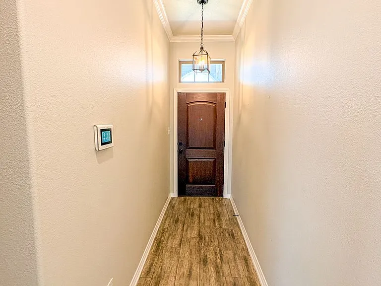 701 Juniper Dr — Photo 3