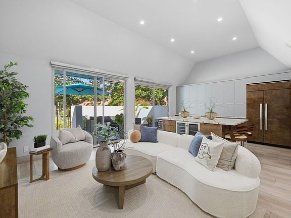2nd image of 223 Casitas Bulevar