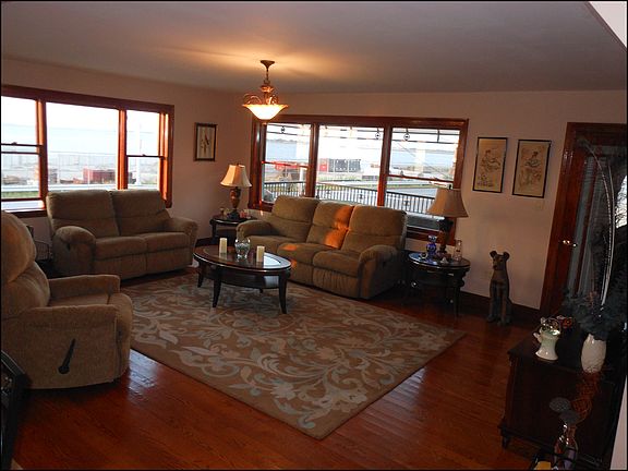 4th image of 561 Beach 128 St