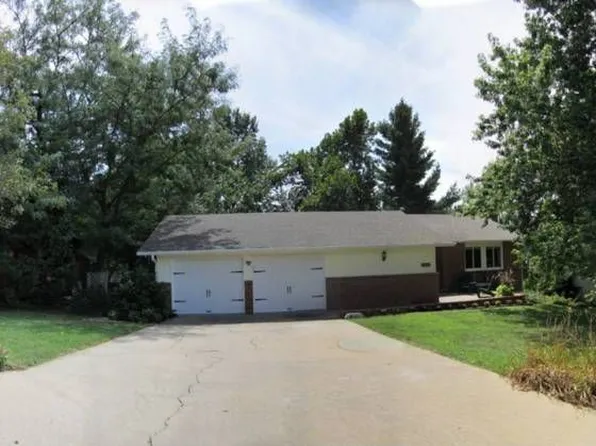 3427 Chimney Rock Rd, Manhattan, KS 66503