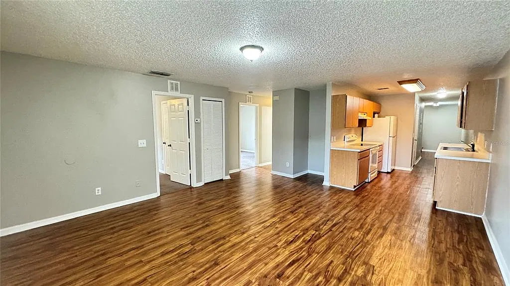 3 bed, 2.0 bath, 2560 sqft, $1,599 — Photo 4