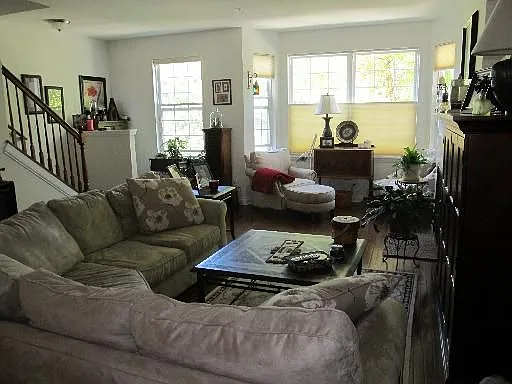 1S102 Myrtle Ave photo 1