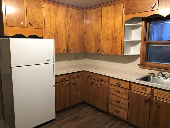 Kitchen w Lots of Cabinet Space