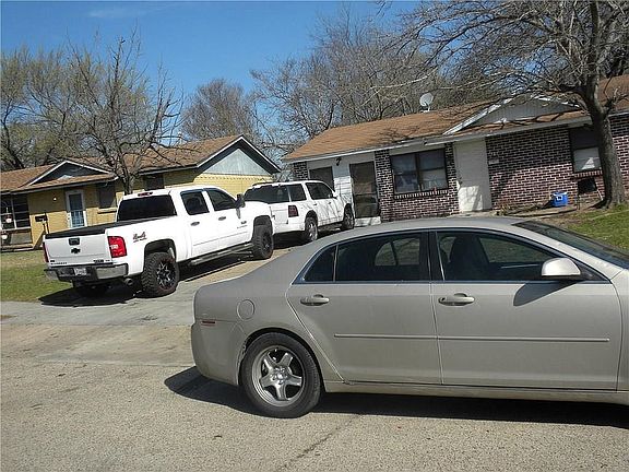 3rd image of 1505 Greenbriar Dr