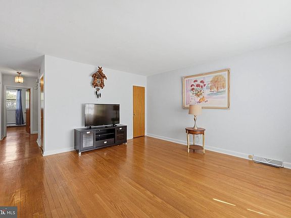 4th image of 17 E Berkley Ave