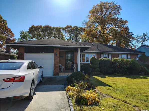824 South Dr, North Baldwin, NY 11510