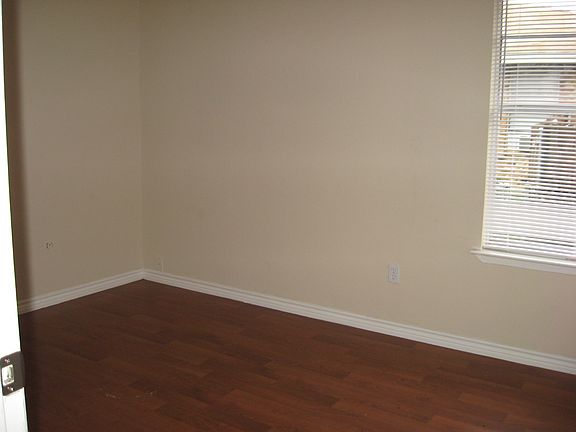 4th image of 2823 Petersburg Dr