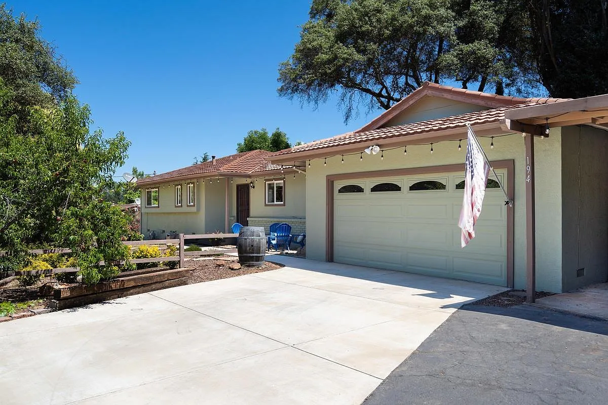 194 Lorinda Dr photo 1