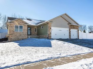 5180 Park Pl, Dubuque, IA 52002