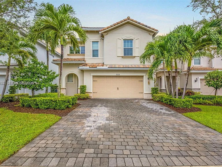 932 Banyan Dr — Photo 1