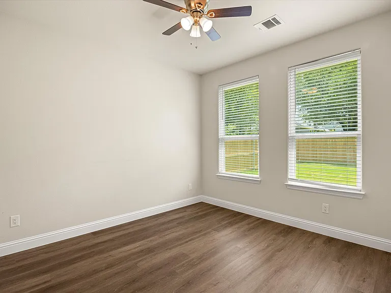 2414 Forest Hill Ln — Photo 22