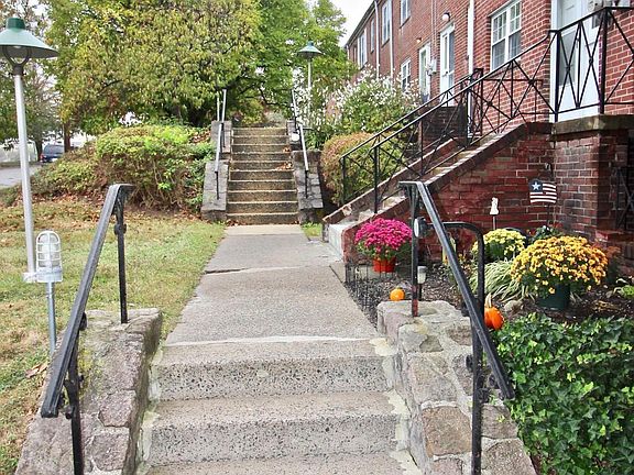 2nd image of 200 Maplewood Dr APT E2