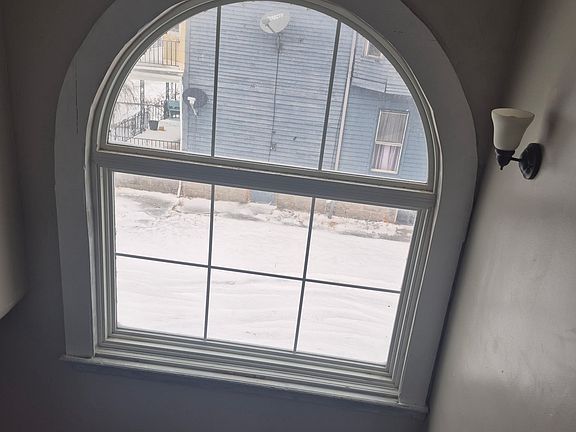 4th image of 37 Holland Pl Unit 2