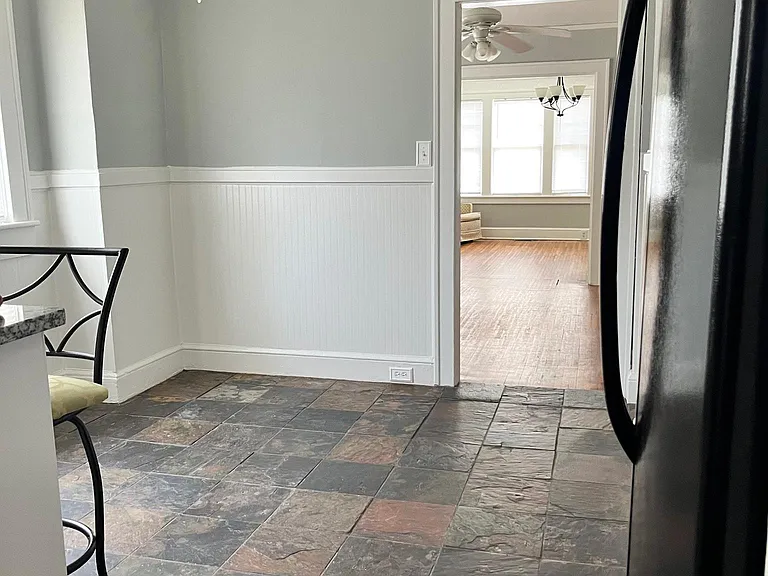 215 E Blue Ridge Dr — Photo 2