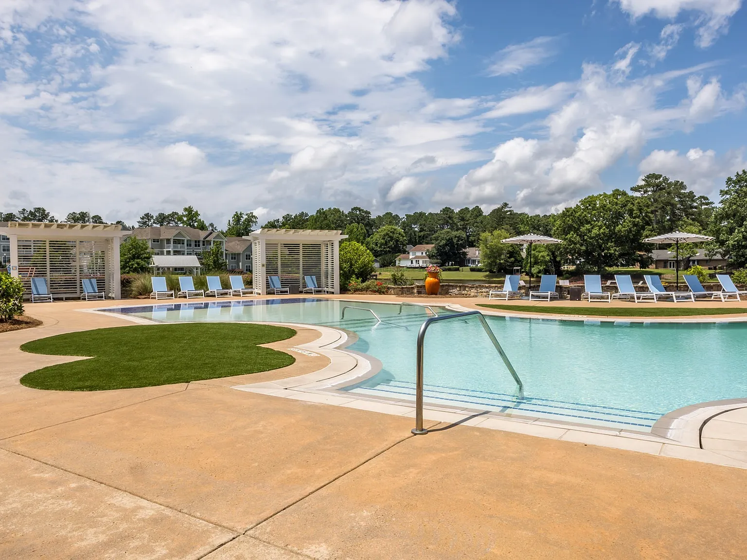Lakeside Village Apartments — Photo 3