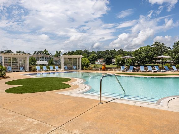 Lakeside Village Apartments