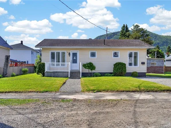104 Victoria St, Campbellton, NB E3N 1J8