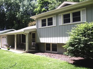 22W622 Arbor Ln, Glen Ellyn, IL 60137