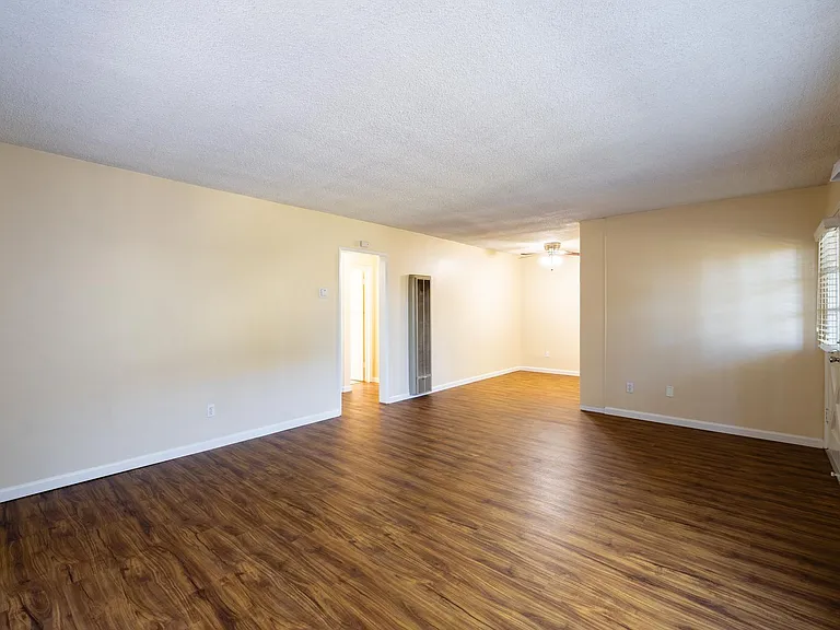 Sleepy Hollow Apartments — Photo 17