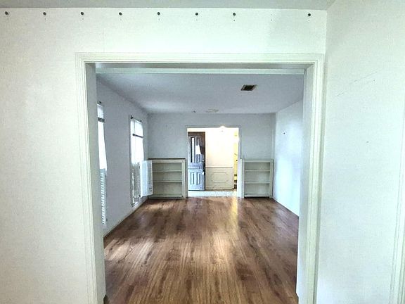 4th image of 1015 Woodfield Ln