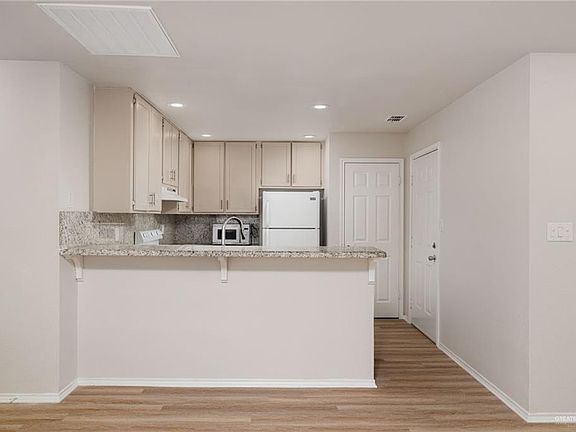 5th image of 1000 Camelot Dr APT 6213