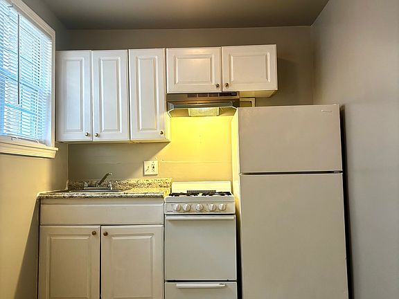 5th image of 1516 Marion St NW APT 202