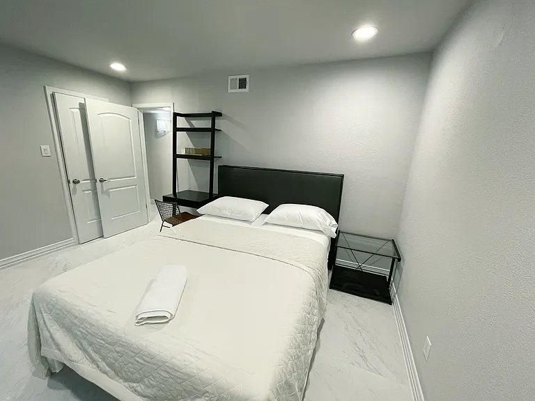 Bedroom 03 - Queen Bed size