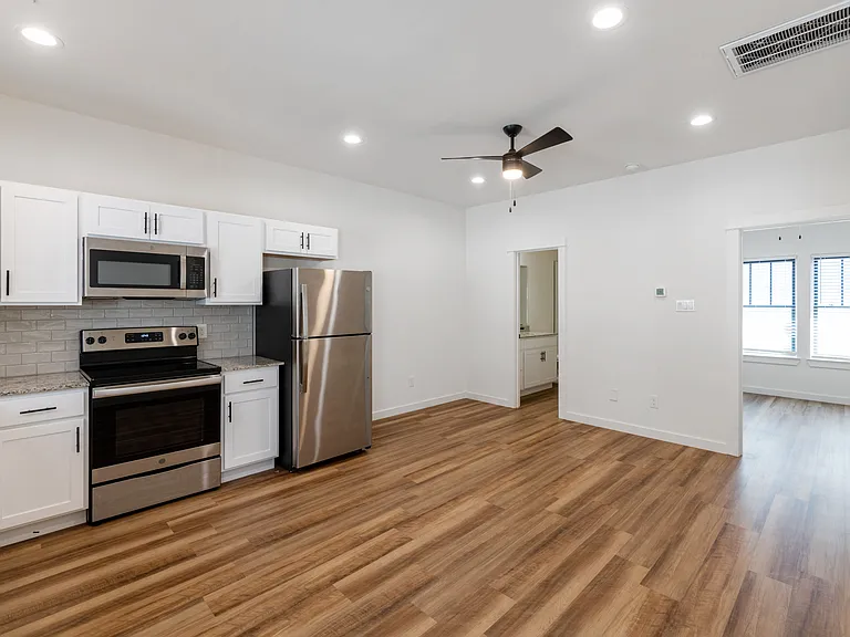 1139 Kings Hwy #102 — Photo 9