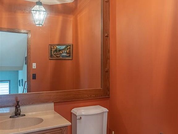 4th image of 906 Heritage Trl NE