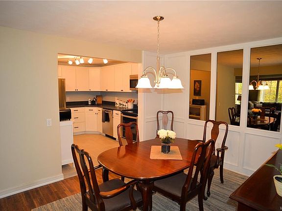 3rd image of 40 Carriage Dr APT 3