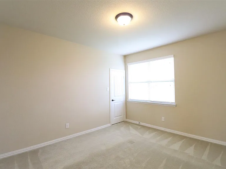 5070 Kerstyn Dr — Photo 30