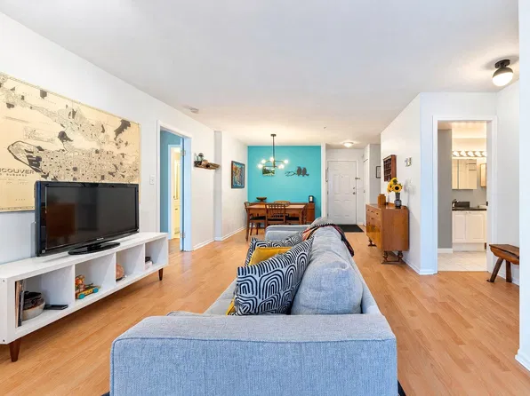 2405 Kamloops St #206, Vancouver, BC V5M 4V6
