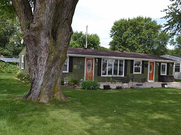 3rd image of 704 2nd St NE
