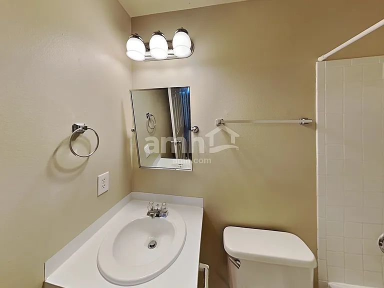 272 S 590 W — Photo 17