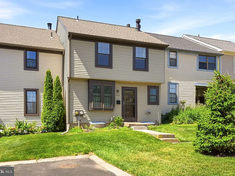 204 Livingston Ct — Photo 2