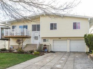 2890 Beach Dr, Merrick, NY 11566