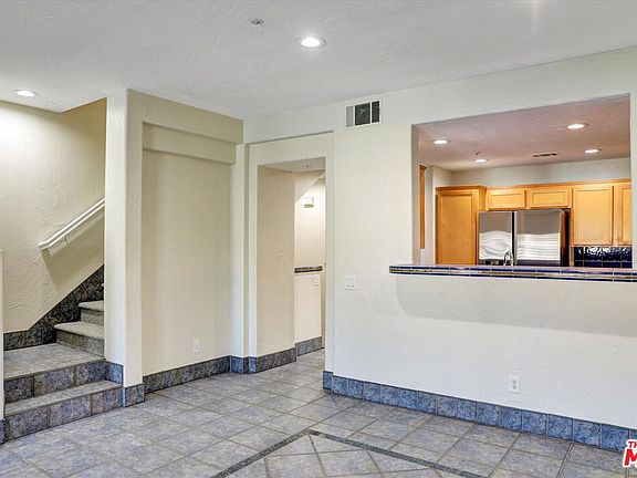 4th image of 630 E Walnut St