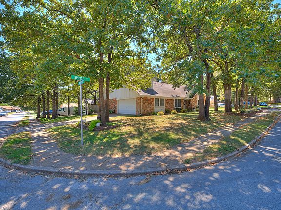 3rd image of 326 Spruce Ct