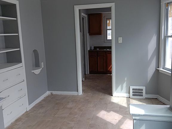 3rd image of 10038 Evergreen Ave