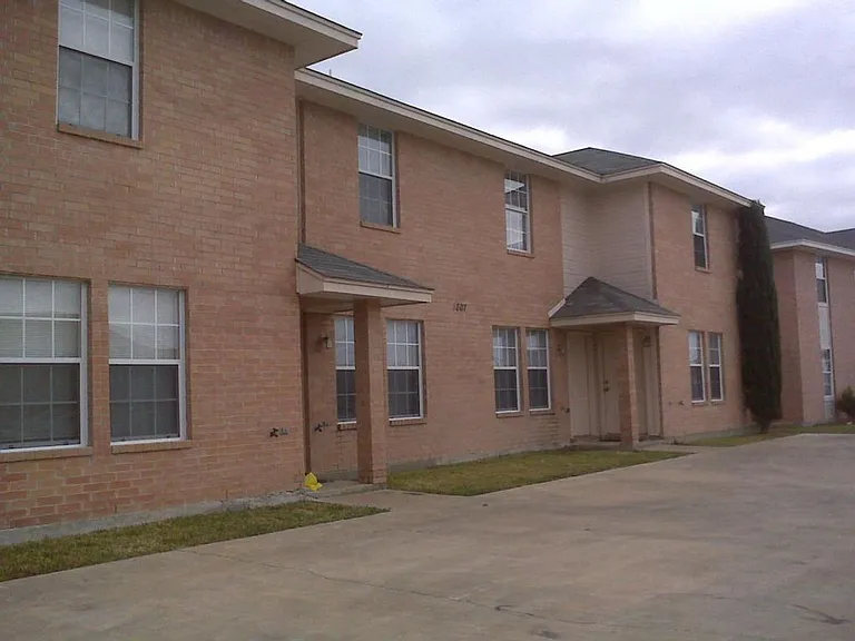 5807 Redstone Dr — Photo 2