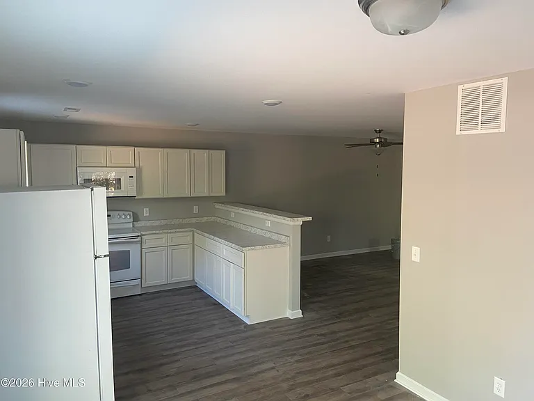 210 Jordan Ln — Photo 12