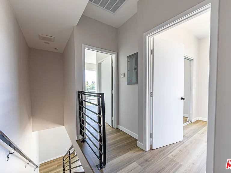 6702 Balboa Blvd #1 — Photo 25