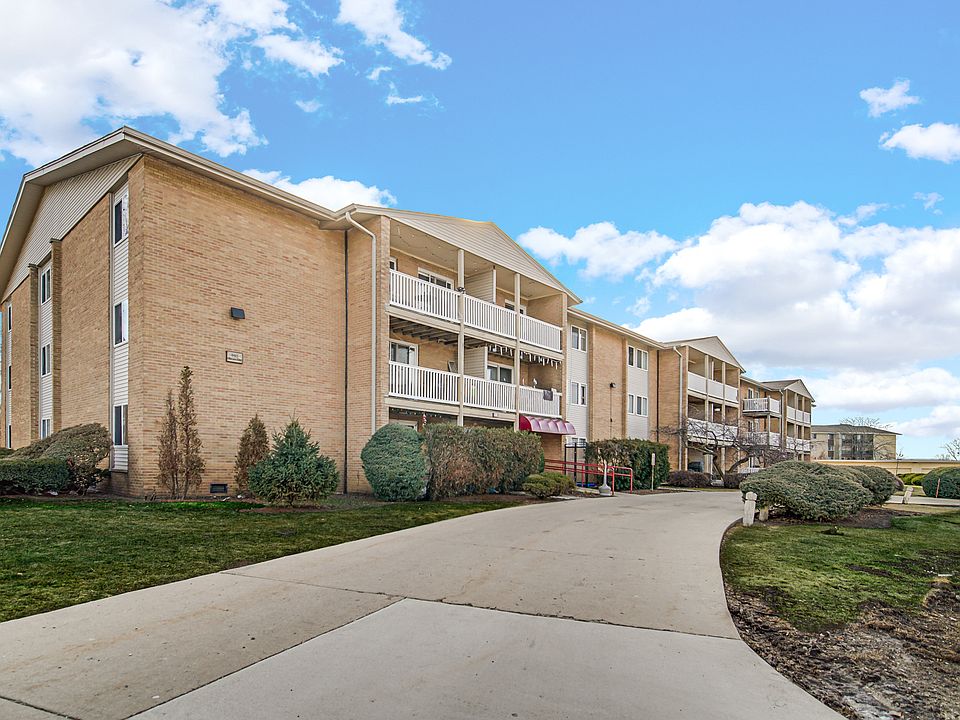 1st image of 910 Beau Dr Unit 113