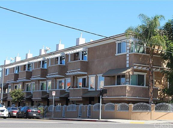 2nd image of 18245 Burbank Blvd Unit 114