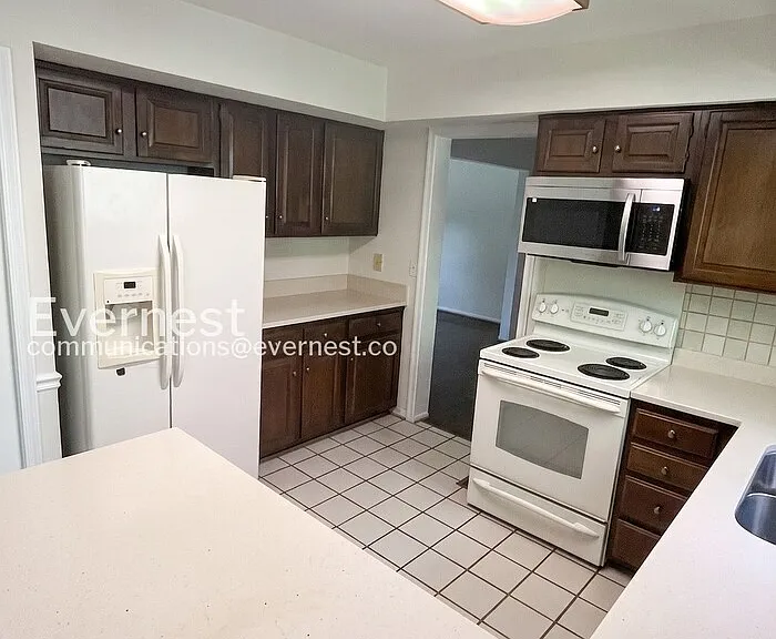 11829 Parliament Dr — Photo 5