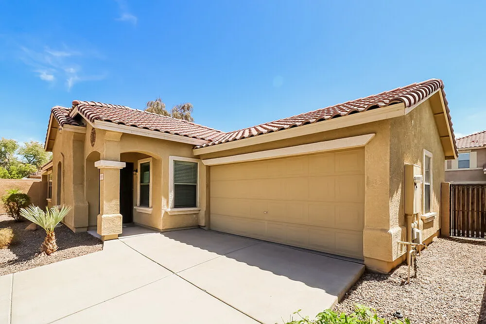 3 bed, 2.0 bath, 1366 sqft, $1,990 — Photo 2
