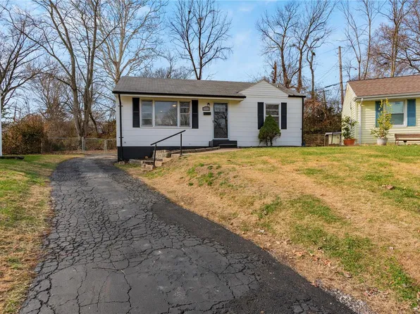 8584 Debbie Ct, Saint Louis, MO 63114