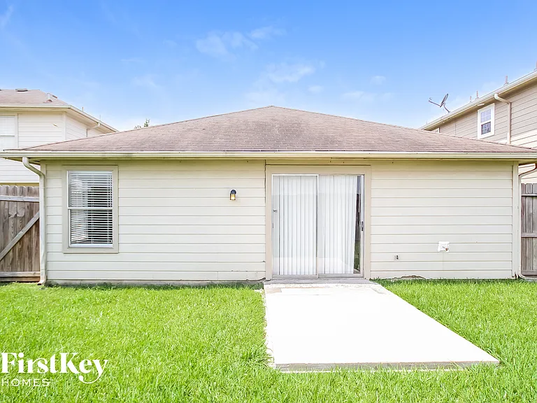 916 Willaby St — Photo 15