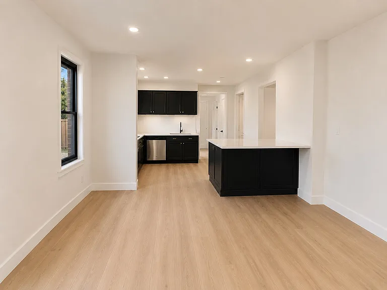1149 N Evergreen St — Photo 8