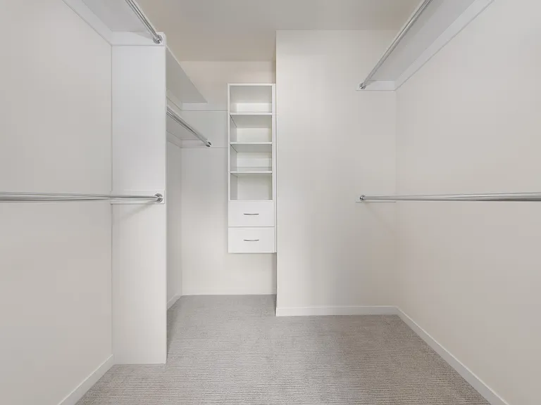 Vista - 1 Bed / 1 Bath - 708 SF - Walk-In Closet